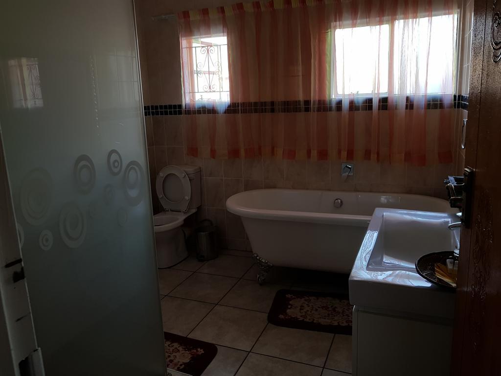 Batho Pele Lodge 哈博罗内 外观 照片